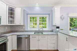 16 Harvest Ln, Bloomfield, CT 06002 - Photo 9