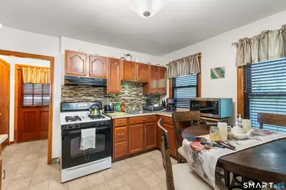 11 Elliott Place, Hartford, CT 06114 - Photo 5