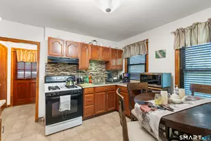 11 Elliott Pl, Hartford, CT 06114 - Photo 5