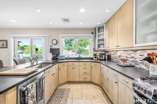 1085 Ocean Ave, New London, CT 06320 - Photo 9