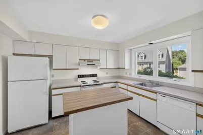 36 W Village Ct #36, Branford, CT 06405 - Photo 5