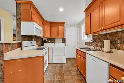 39 Woodbine Circle, Bridgeport, CT 06606 - Photo 9
