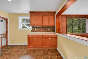 39 Woodbine Cir, Bridgeport, CT 06606 - Photo 11