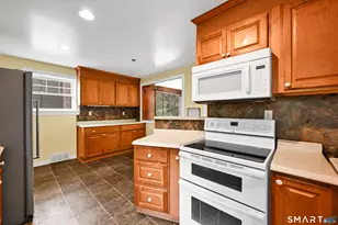 39 Woodbine Cir, Bridgeport, CT 06606 - Photo 9