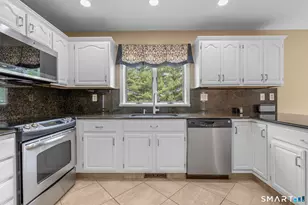 32 Justine Dr, North Haven, CT 06473 - Photo 7