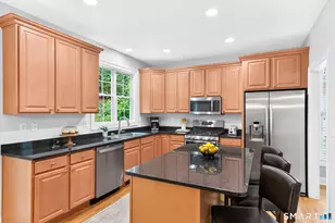 7 Ellsworth Pl, Avon, CT 06001 - Photo 3