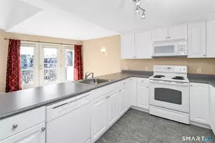 3250 Fairfield Ave, Bridgeport, CT 06605 - Photo 9