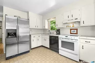 8 Oakledge Cir, Norwalk, CT 06854 - Photo 7