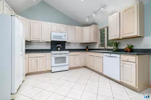 80 Wake Robin Ln, Stamford, CT 06903 - Photo 7