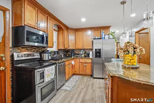 7 Newport Dr, Waterbury, CT 06705 - Photo 9