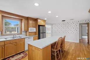 90 Woodland Ave, Bloomfield, CT 06002 - Photo 7