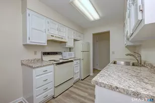 359 Foxwood Ln, Milford, CT 06461 - Photo 9