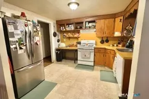 14 Leland Dr, East Hartford, CT 06108 - Photo 3