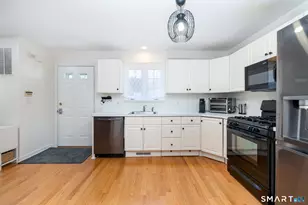 18 East Village Ct, Branford, CT 06405 - Photo 3