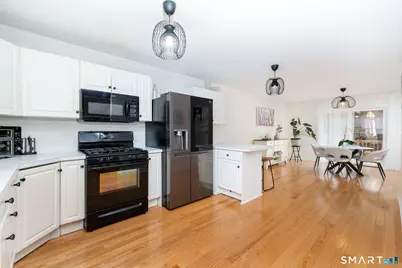 18 East Village Court #18, Branford, CT 06405 - Photo 5
