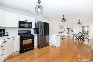 18 East Village Ct, Branford, CT 06405 - Photo 5