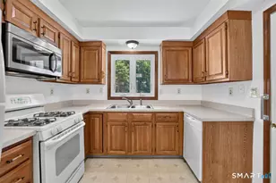 10 Daniel Dr, East Windsor, CT 06088 - Photo 3