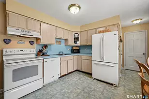 100 Sherley Pl, Fairfield, CT 06825 - Photo 17