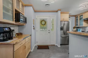 9 Trading Cove Cir, Norwich, CT 06360 - Photo 5