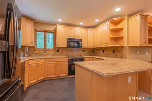 32 Horseshoe Ridge Rd, Newtown, CT 06482 - Photo 11