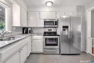 172 Crestview Dr, Bridgeport, CT 06606 - Photo 5