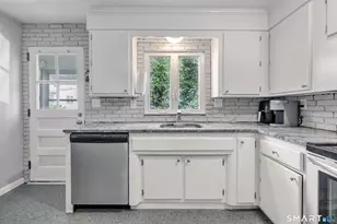 172 Crestview Dr, Bridgeport, CT 06606 - Photo 7
