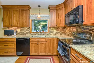 165 Pruett Pl, Montville, CT 06370 - Photo 11
