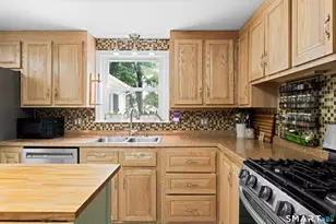 22 Cleveland St, Enfield, CT 06082 - Photo 7