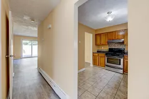 132 Sutton Pl, Bloomfield, CT 06002 - Photo 3