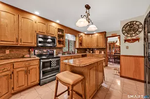 555 Davis St, Watertown, CT 06779 - Photo 9