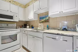 42 Quidnet Ct, Guilford, CT 06437 - Photo 9