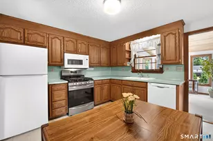 12 Syracuse Dr, East Hartford, CT 06108 - Photo 7