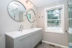 102 Knollwood Rd, West Hartford, CT 06110 - Photo 17