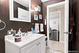 21 Cromwell St, Hartford, CT 06114 - Photo 11