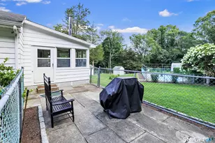 27 Brittany Ave, Trumbull, CT 06611 - Photo 5