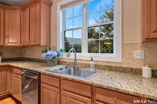 25 Fenwick Dr, Avon, CT 06001 - Photo 5