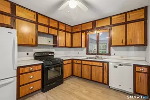 25 Woodbury Dr, Danbury, CT 06811 - Photo 9