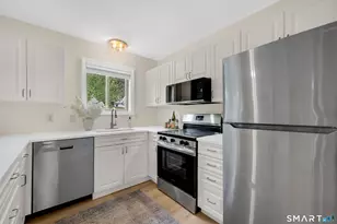 4 Carriage Dr, Simsbury, CT 06070 - Photo 7