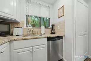 37 Rowayton Woods Dr, Norwalk, CT 06854 - Photo 11