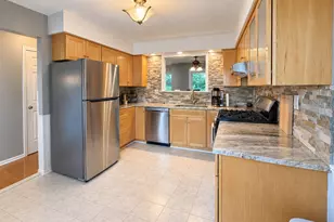 37 Country Pl, Shelton, CT 06484 - Photo 3