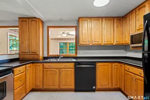 17 Queen St, Enfield, CT 06082 - Photo 9