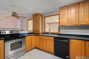 17 Queen St, Enfield, CT 06082 - Photo 11