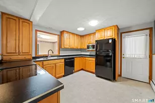 17 Queen St, Enfield, CT 06082 - Photo 9