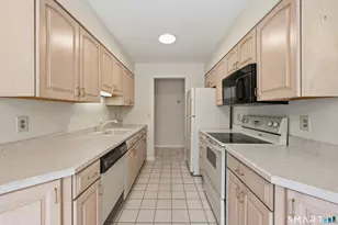 357 Foxwood Ln, Milford, CT 06461 - Photo 9