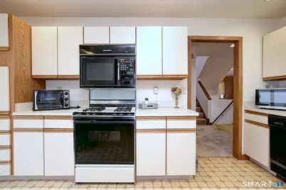 690 Forest Road #702, West Haven, CT 06516 - Photo 23