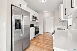 8 S Pond Rd, Bloomfield, CT 06002 - Photo 15
