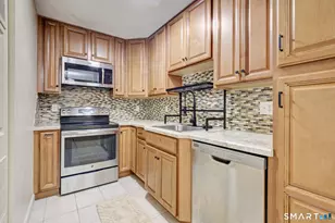193 Oakland St, Manchester, CT 06042 - Photo 1