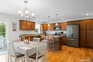 8 Mather Cir, Windsor Locks, CT 06096 - Photo 3