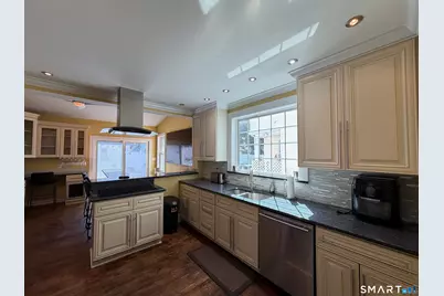 15 Overland Avenue, Bridgeport, CT 06606 - Photo 9