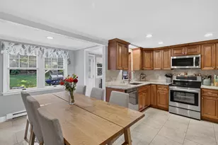 28 Martin Ct, Montville, CT 06382 - Photo 7